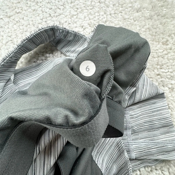 Lululemon Scoop Back Tank in Cyber Stripe White Silver Fox. Size 6 - Picture 5 of 16
